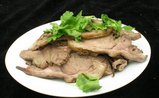 狗肉的做法:胡萝卜狗肉煲的做法