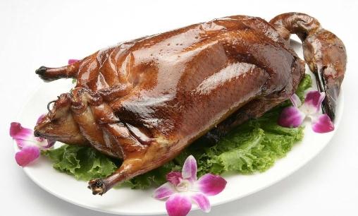 丰盛饭桌上怎么能少了啤酒鸭?
