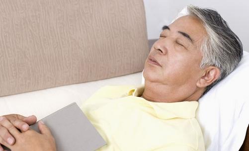 老人睡觉时间长老的更快