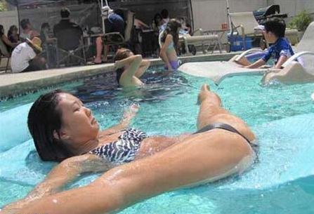 搞笑图片：牛人幽默搞笑总有一张雷倒你，比比谁的一字马更牛