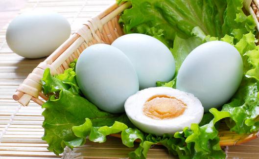 咸鸭蛋那么咸还能吃吗?