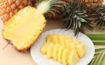 美味菠萝食谱：海鲜菠萝饭的做法