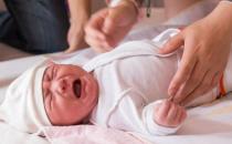 向护士学习如何护理新生宝宝