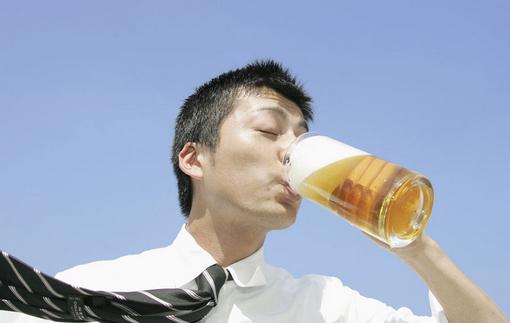 男人喝啤酒小心七大疾病惹上身