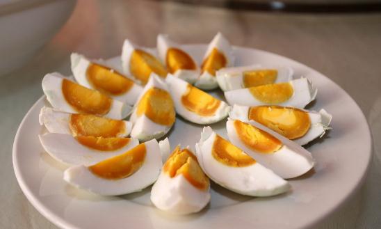 流油的咸蛋不要多吃啦!