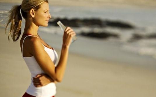 女人第一眼都会看男人的哪个部位?