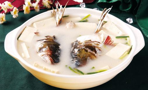 鱼头炖豆腐营养加倍哦!