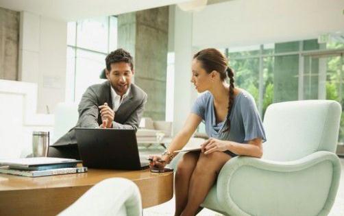 小动作泄露他内心的想法