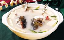 鱼头炖豆腐营养加倍哦！
