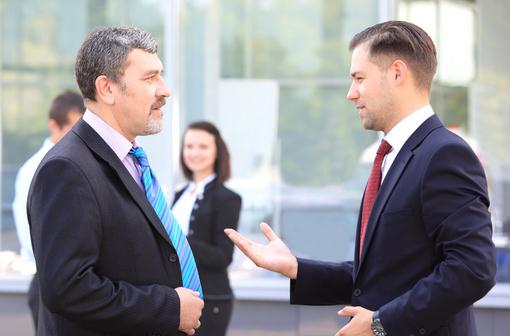 交谈的时候把眼光锁定在哪里