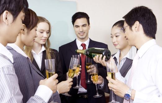 职场新人的饮酒礼仪