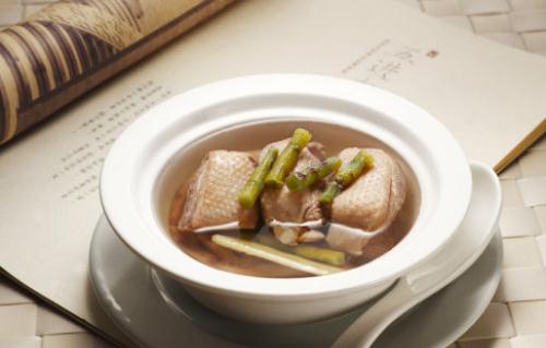 季节交替肠胃不适？石斛炖猪瘦肉来调理