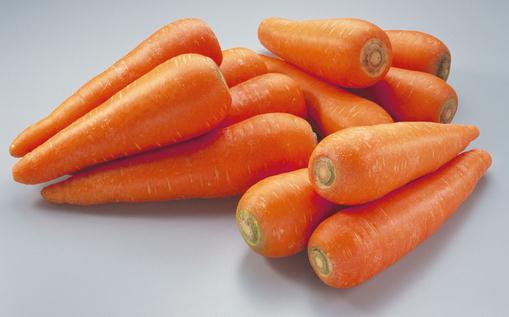 吃胡萝卜能够预防手脚脱皮