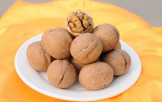 多吃核桃的好处：吃核桃促进心脏健康