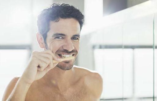 男人需要正确刷牙！
