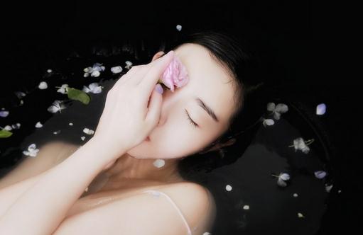 游泳后皮肤干燥怎么办