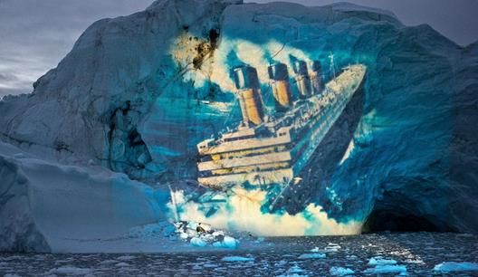 光线艺术家在冰山重现 泰坦尼克号沉没时景象