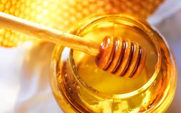 【蜂蜜】蜂蜜的作用与功效_喝蜂蜜水的好处和禁忌_蜂蜜真假辨别方法