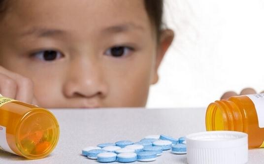 给孩子捏住鼻子灌药小心窒息！