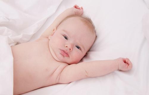 宝宝睡觉喜欢捶头小心脑膜炎！