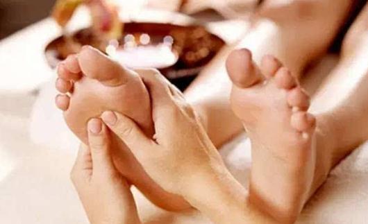 搓脚心也能帮你治疗疾病！