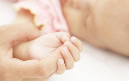 宝宝喜欢“吃手”的原因