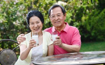 【中老年奶粉】中老年奶粉的营养价值_中老年奶粉的功效和作用_什么牌子的中老年奶粉好