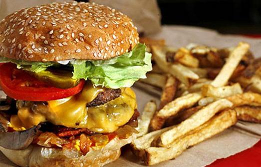 吃垃圾食品的危害不可小觑!