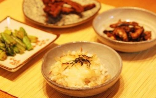 晚饭吃太晚小心发胖!