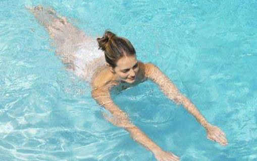 跑步和游泳哪个减肥效果好？