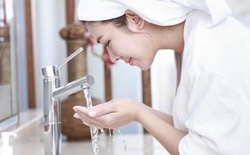 【洗脸】正确的洗脸方法_洗脸用冷水还是热水_洗脸的步骤以及手法_用什么洗脸最好