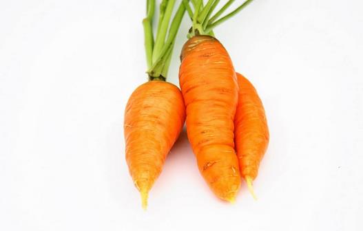 吃胡萝卜可以治疗手脚脱皮？