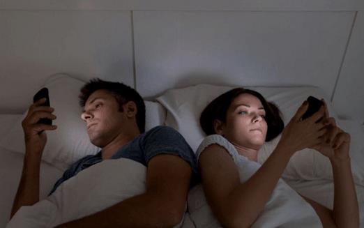 在晚上玩手机危害 今后你还敢这么做吗