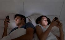 在晚上玩手机危害 今后你还敢这么做吗