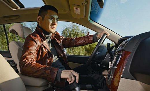 长时间开车如何放松背部