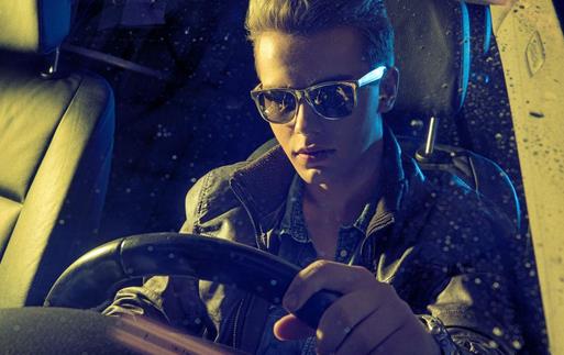 晚上开车视线模糊怎么办