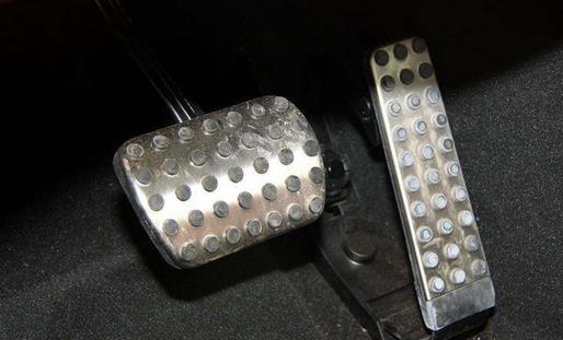 如何防止错把油门当刹车