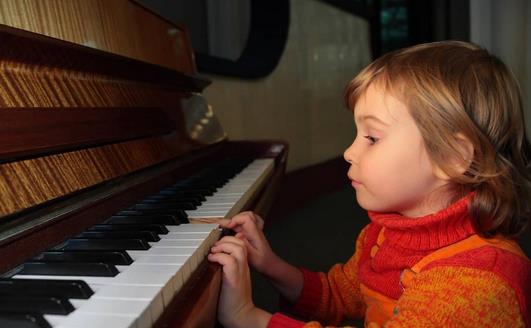 让孩子学钢琴的最佳年龄