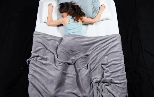 裸睡对夫妻性爱的利与弊