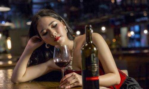 女性不宜多喝酒 女性饮酒易诱发乳腺癌