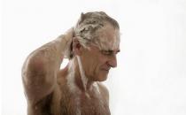 老年人洗头发需要注意什么