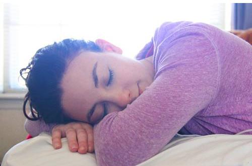 穴位按摩帮你缓解落枕痛苦