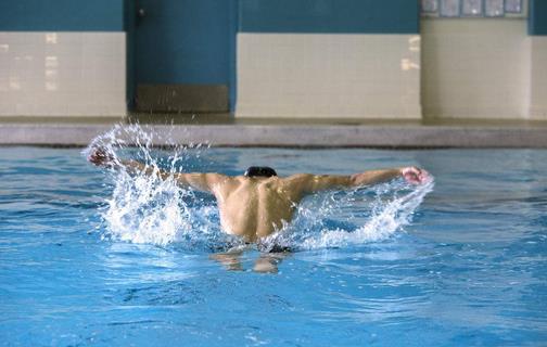 游泳到底能不能减肥？