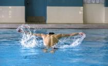 ​游泳到底能不能减肥？