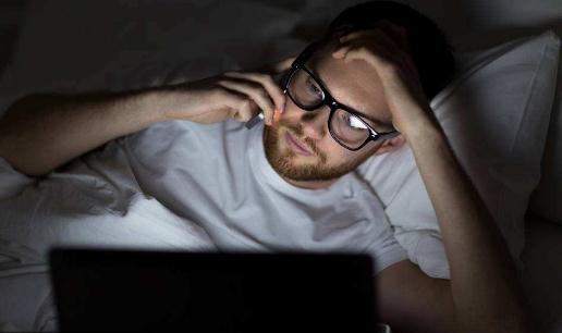 为健康睡前少用电脑 最伤男人身体