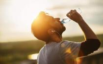 健康喝水的方法：蜂蜜水也要看人来喝