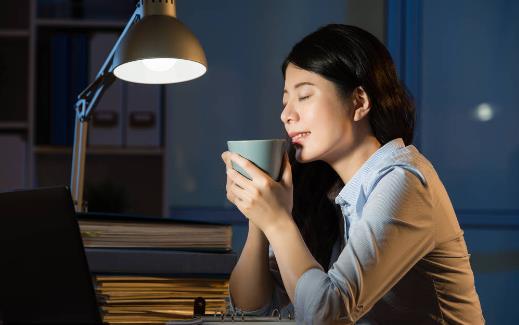 长期熬夜会诱发这些疾病！