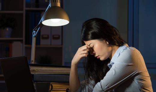 经常熬夜小心扰乱你的经期！