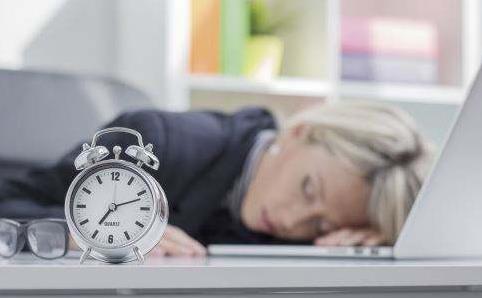 上班族午睡对身体有哪些好处？午睡睡多久健康