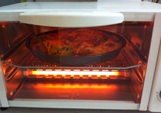 披萨冷的还可以吃吗 披萨冷了先用微波炉加热